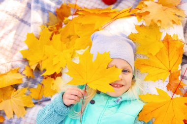 Sonbahar parkında küçük şirin bir kız.