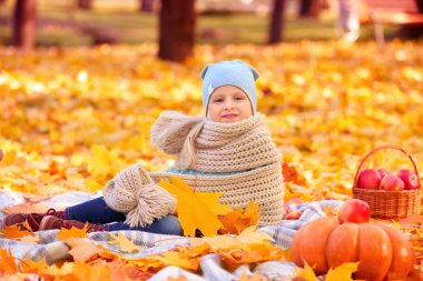 Sonbahar parkında küçük şirin bir kız.