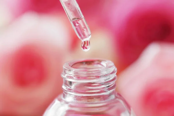 Přidání esenciální olej pro aromaterapii — Stock fotografie