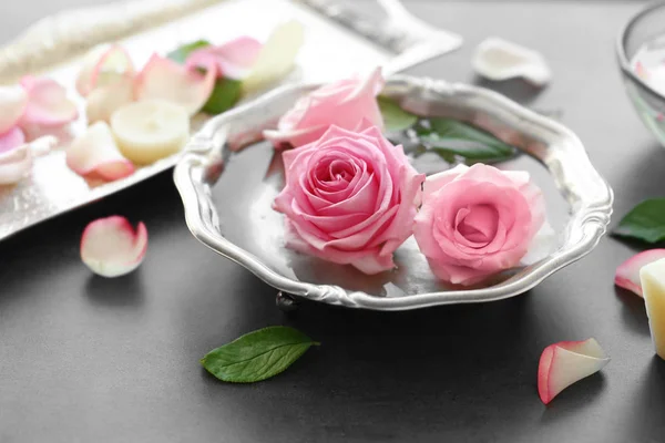 Růže v stříbrná mísa — Stock fotografie