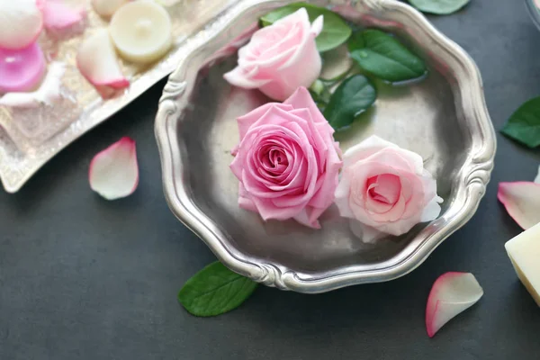 Розы в серебряной чаше — стоковое фото