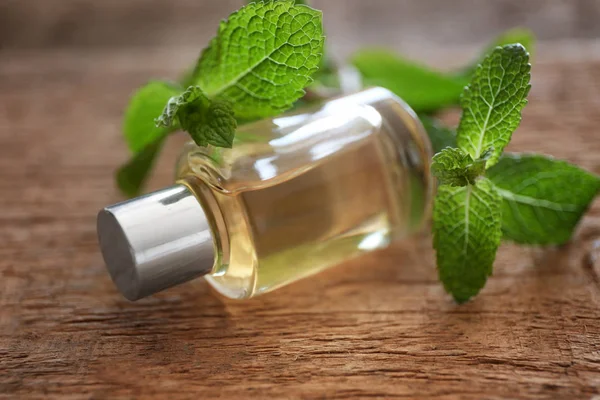 Essential oil with mint — Stock Photo, Image