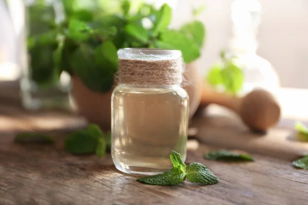 Essential oil with mint — Stock Photo, Image