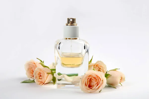 Parfymflaska med blommor — Stockfoto