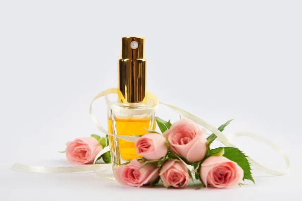 Butelka perfum z kwiatami — Zdjęcie stockowe