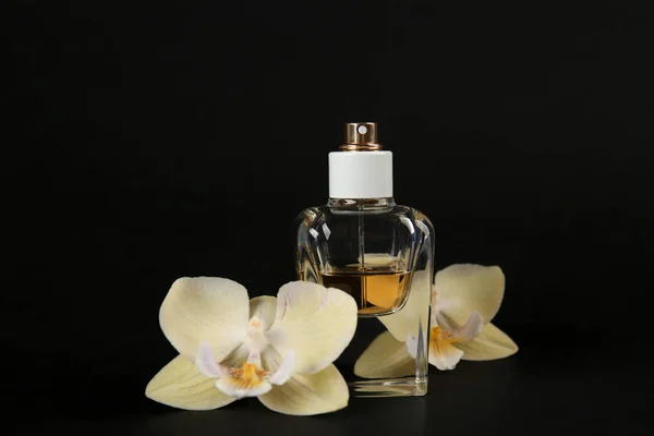 Frasco de perfume con flores — Foto de Stock