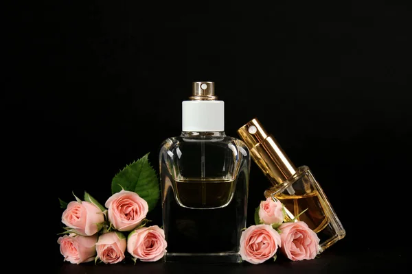 Пляшки парфумів з квітами — стокове фото