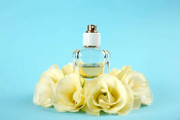 Bottiglia di profumo con fiori — Foto Stock