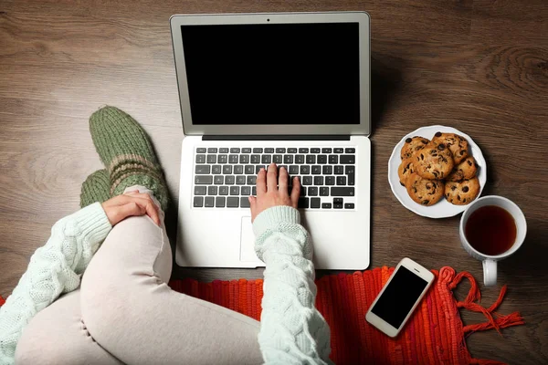 Дівчина з ноутбуком і їжею — стокове фото