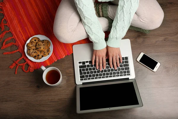 Girl with laptop and food — Stock Photo, Image