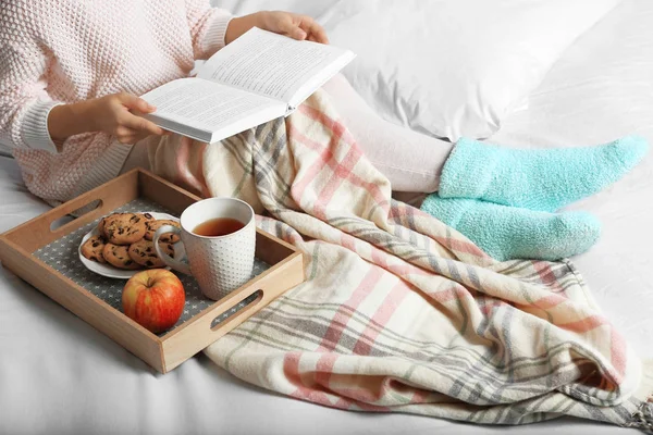 Menina com livro de leitura de alimentos — Fotografia de Stock