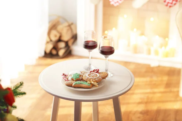 Dvě sklenky vína a soubory cookie — Stock fotografie