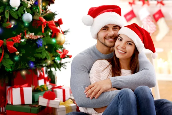 Couple dans chapeaux de Père Noël — Photo