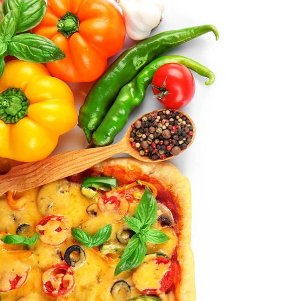 Leckere Pizza mit Zutaten — Stockfoto