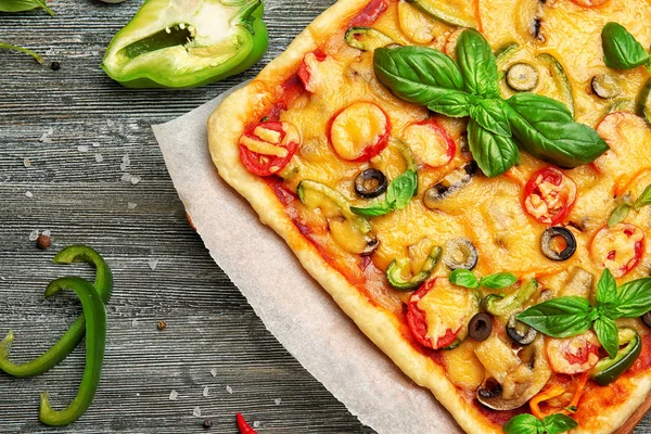 Lahodná pizza se ingrediencemi — Stock fotografie