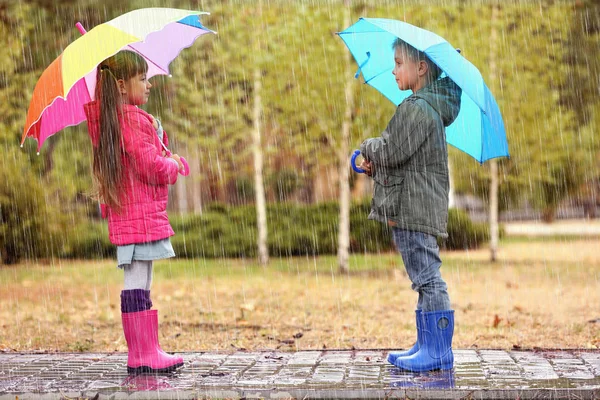 Słodkie dzieci z parasolami — Zdjęcie stockowe