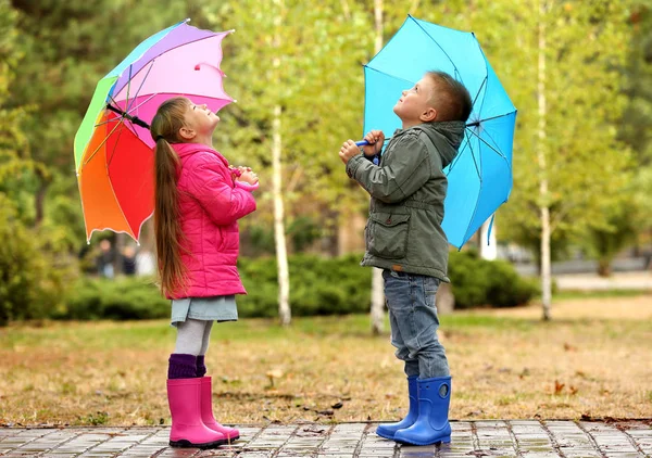 Lindos niños con paraguas — Foto de Stock