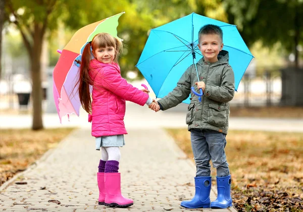 Lindos niños con paraguas — Foto de Stock