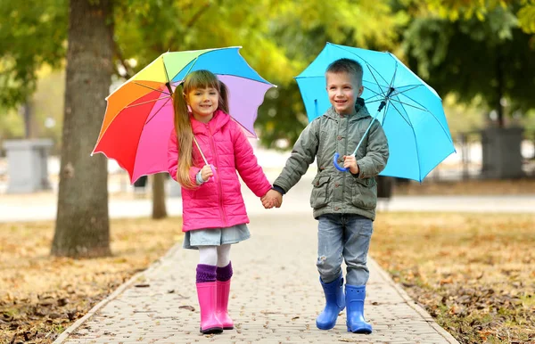 Niedliche Kinder mit Regenschirmen — Stockfoto