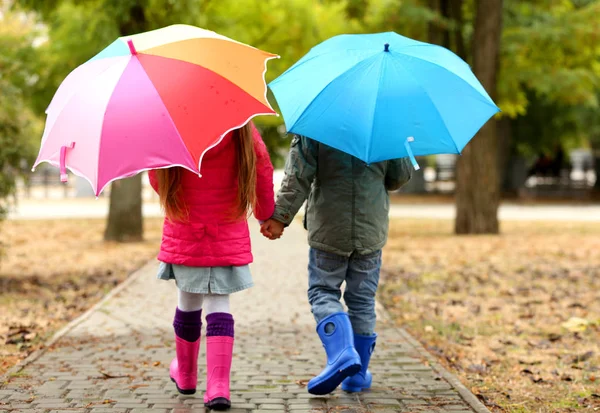 Roztomilé děti s deštníky — Stock fotografie