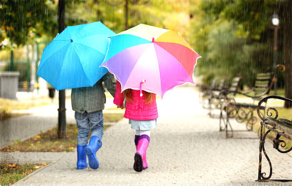 Милые дети с зонтиками
