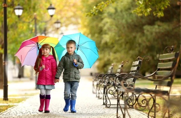 Crianças bonitos com guarda-chuvas — Fotografia de Stock