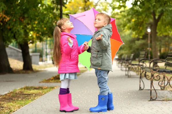 Niedliche Kinder mit Regenschirm — Stockfoto