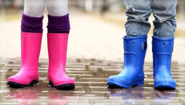 Τα πόδια τα παιδιά σε gumboots — Φωτογραφία Αρχείου