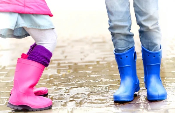 Piernas de los niños en botas de goma —  Fotos de Stock