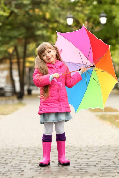 公园里有五颜六色的雨伞的可爱女孩 — 图库照片