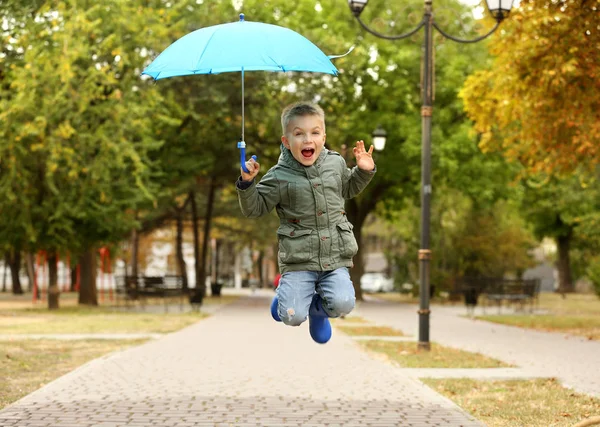 Мальчик прыгает с зонтиком — стоковое фото