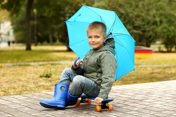 Симпатичный мальчик с зонтиком — стоковое фото