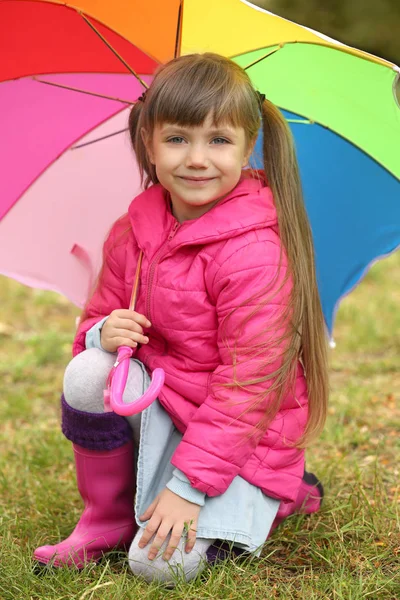 Χαριτωμένο κορίτσι με ομπρέλα — Φωτογραφία Αρχείου