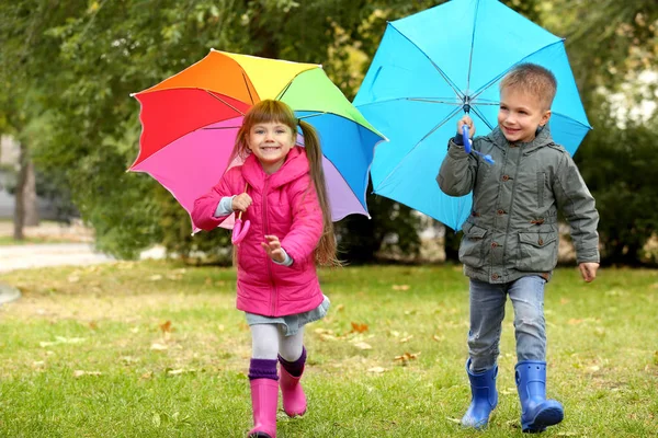 Niedliche Kinder mit Regenschirmen — Stockfoto
