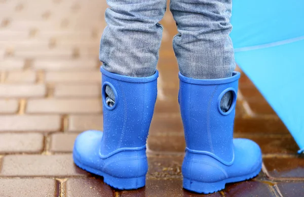 Chico en botas de goma azul — Foto de Stock