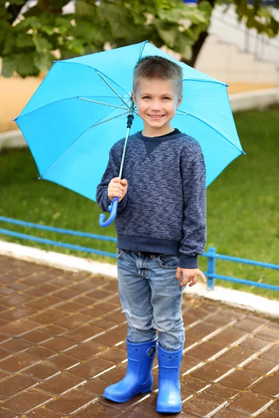 Αγόρι με τα μπλε ομπρέλα — Φωτογραφία Αρχείου