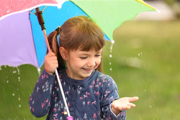 Nettes Mädchen mit Regenschirm — Stockfoto