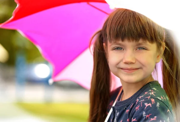 Şemsiye ile şirin kız — Stok fotoğraf