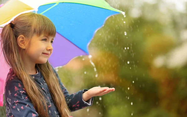 Nettes Mädchen mit Regenschirm — Stockfoto