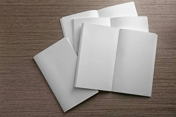 Weiße Blanko-Broschüren — Stockfoto