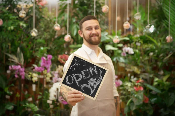 Guapo floristería holding board — Foto de Stock