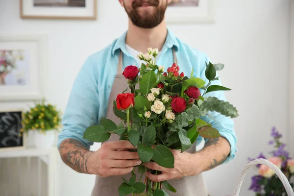 Floristería tatuada con hermosas flores — Foto de Stock