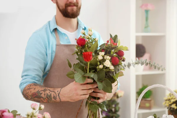 Tätowierte Floristin mit schönen Blumen — Stockfoto