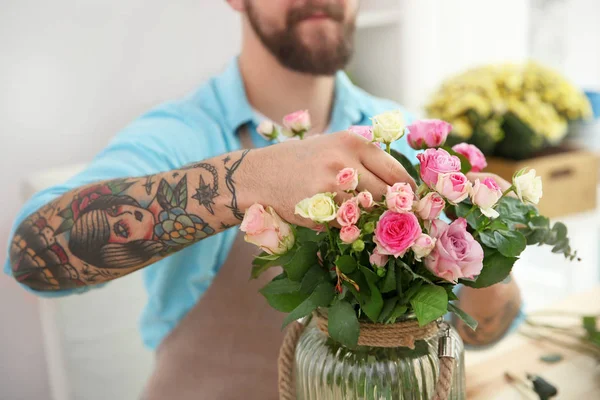 Tetovaný květinářství s krásnými květinami — Stock fotografie
