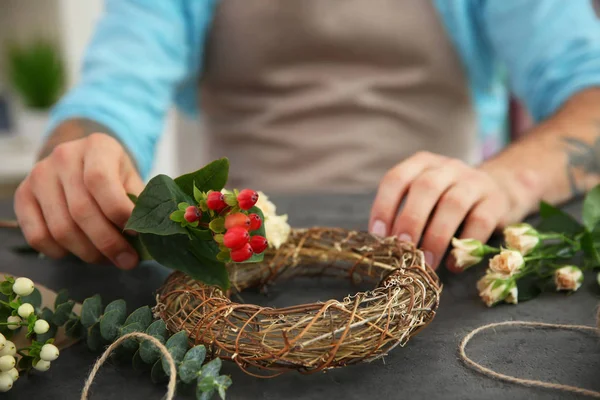 Florista preparar composição de flores — Fotografia de Stock