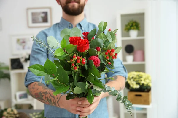 Florista tatuado com flores bonitas — Fotografia de Stock