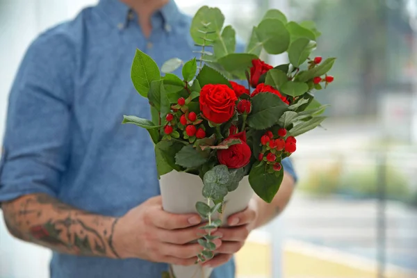 Tattooed florist with beautiful flowers — Stock Photo, Image