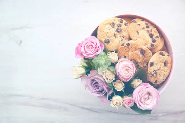 Caja con hermosas flores y galletas — Foto de Stock