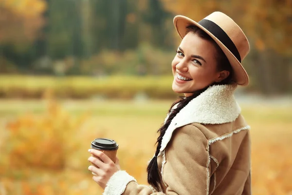 秋天公园里有一杯咖啡的年轻美女 — 图库照片
