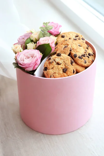 美丽的花朵和饼干盒 — 图库照片